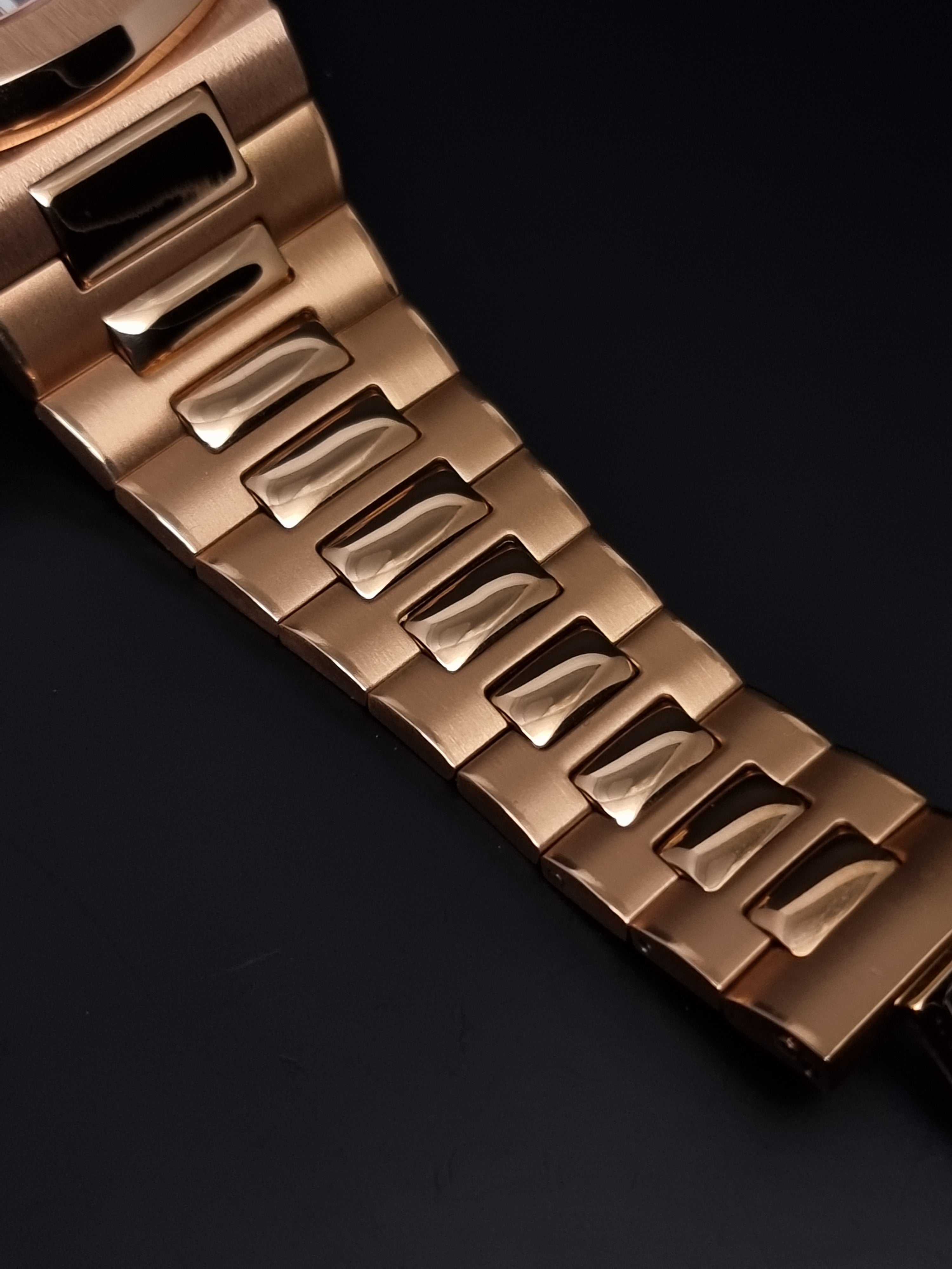 Nautilus or rose marron